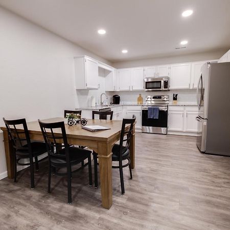 Trailside Townhouse - Close To Downtown & Bike Trails بنتونفيل المظهر الخارجي الصورة