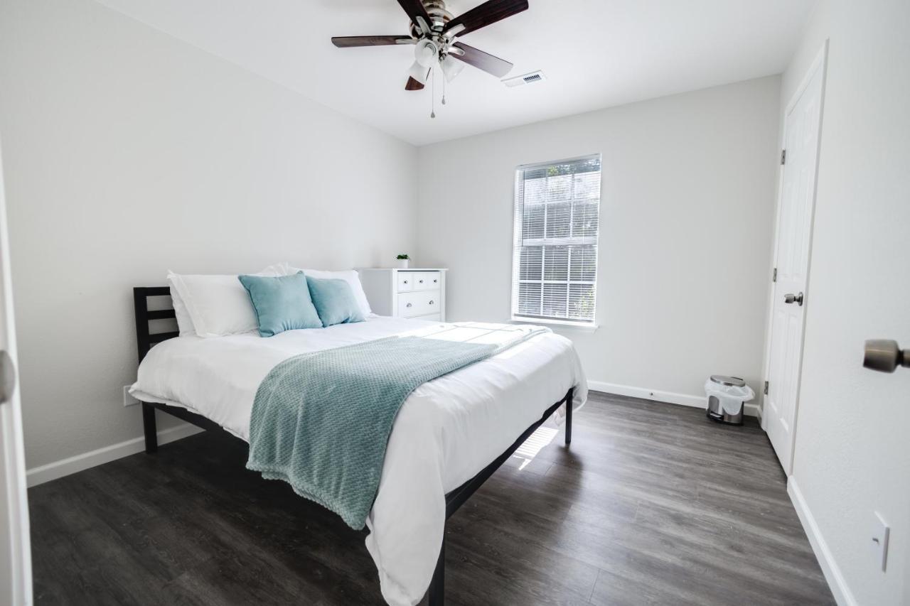 Trailside Townhouse - Close To Downtown & Bike Trails بنتونفيل المظهر الخارجي الصورة